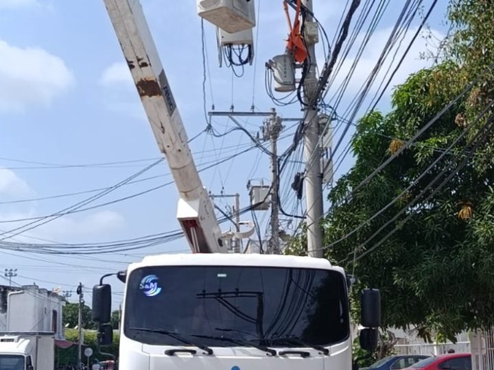 Cambio de aisladores y retiro de postes en el barrio Boyacá en Barranquilla