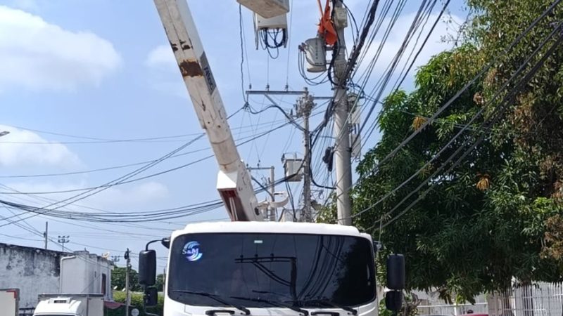 Cambio de aisladores y retiro de postes en el barrio Boyacá en Barranquilla