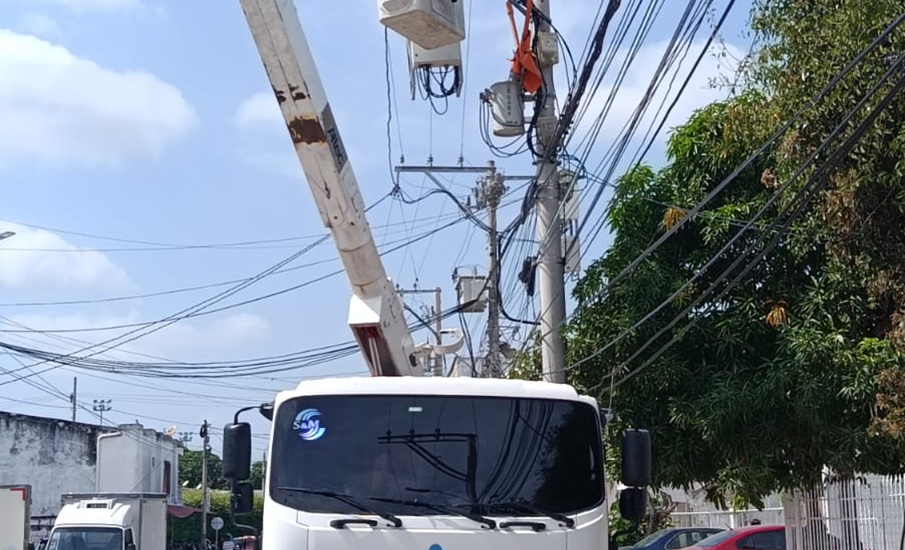 Cambio de aisladores y retiro de postes en el barrio Boyacá en Barranquilla