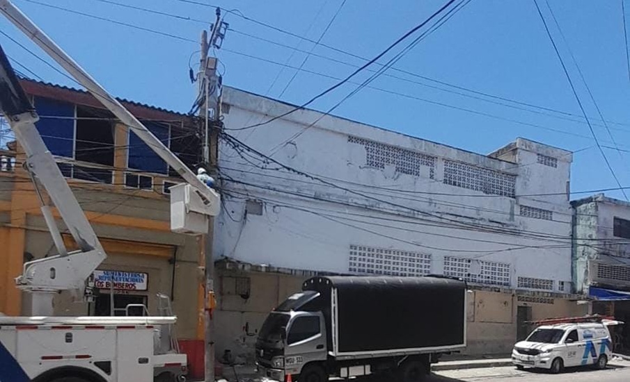 Instalan postes y redes eléctricas en el municipio de Malambo
