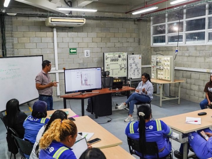 50 mujeres se forman como técnicas electricistas en el programa “Mujeres que Transforman 2025”