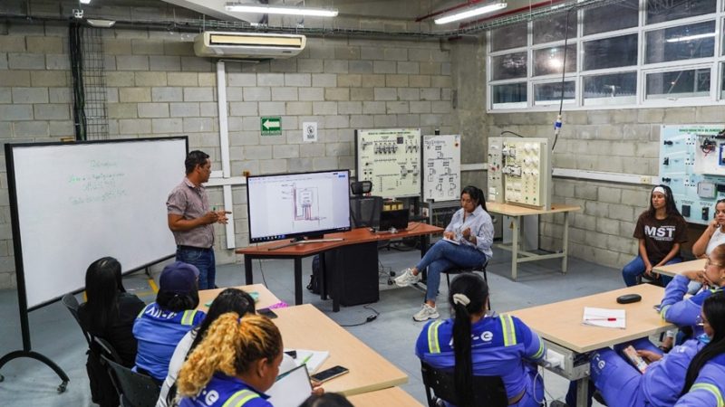 50 mujeres se forman como técnicas electricistas en el programa “Mujeres que Transforman 2025”