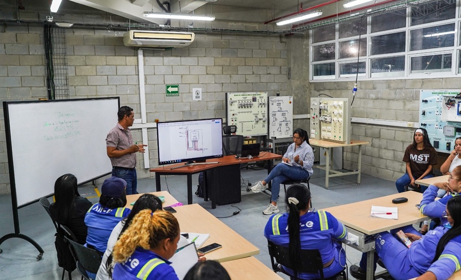 50 mujeres se forman como técnicas electricistas en el programa “Mujeres que Transforman 2025”