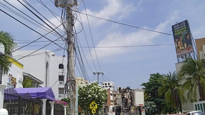 Trabajos de mantenimiento eléctrico en el barrio Las Flores en Barranquilla