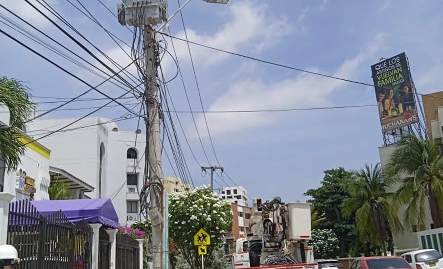 Trabajos de mantenimiento eléctrico en el barrio Las Flores en Barranquilla