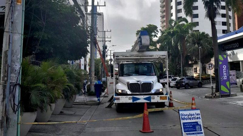 Cambian postes en la urbanización El Río en Soledad