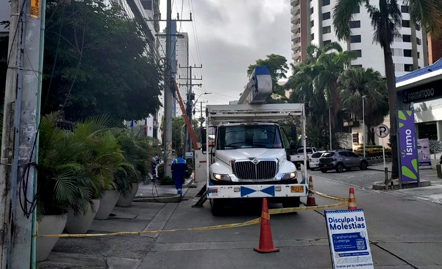Cambian postes en la urbanización El Río en Soledad