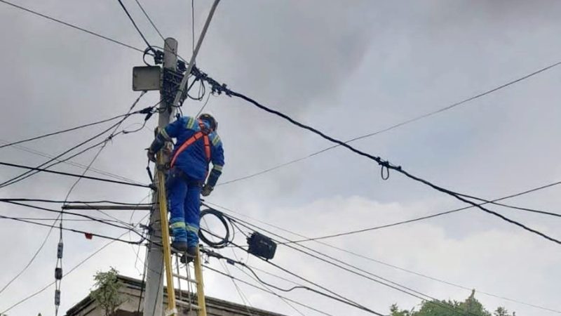 Trabajos eléctricos en el barrio La Chinita