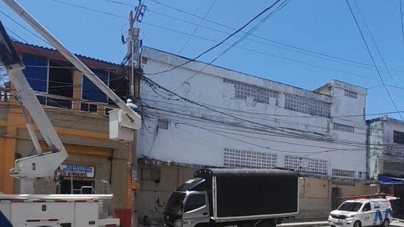 Instalan postes y redes eléctricas en el municipio de Malambo