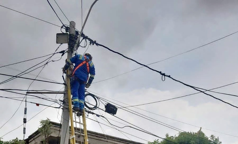 Trabajos eléctricos en el barrio La Chinita