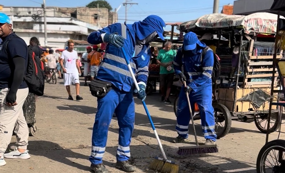 Triple A intensifica operativo especial de aseo en el sectorde El Boliche en el Mercado de Barranquilla