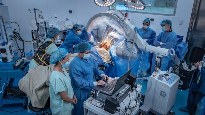 Electrodos en el cerebro para vencer la depresión: HIC realiza cirugía pionera con resultados asombrosos