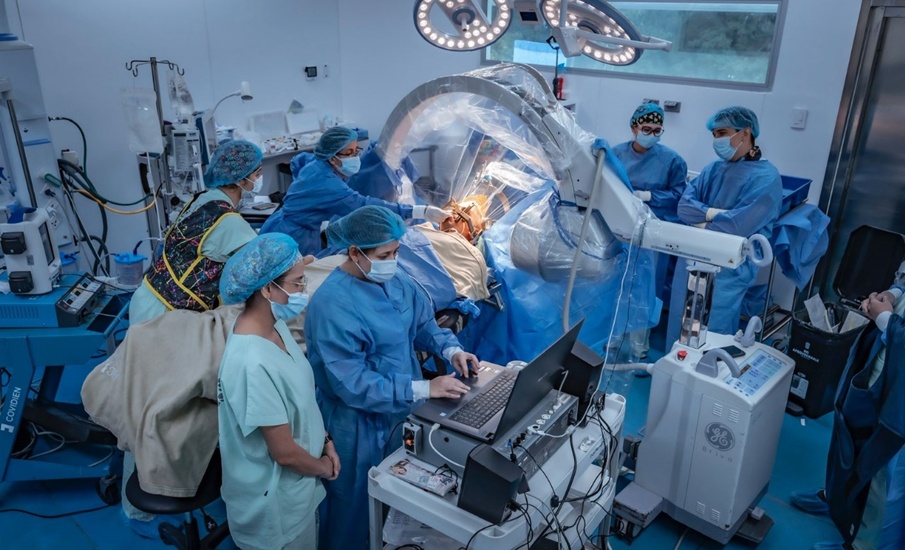 Electrodos en el cerebro para vencer la depresión: HIC realiza cirugía pionera con resultados asombrosos