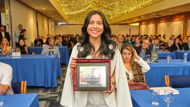 Laura Hernández recibe distinción nacional por su liderazgo en divulgación científica