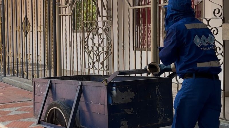 Callejoneros de Triple A, un servicio clave que garantiza la recolección de residuos y limpieza en zonas de difícil acceso