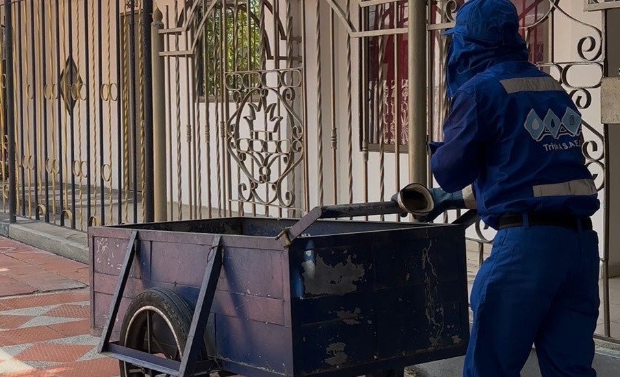 Callejoneros de Triple A, un servicio clave que garantiza la recolección de residuos y limpieza en zonas de difícil acceso