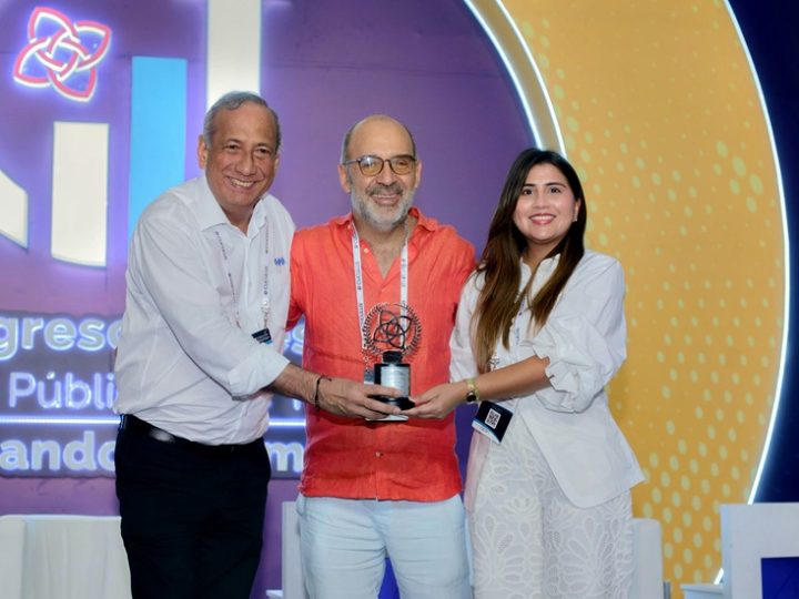 Triple A recibe premio Andesco 2025 por su programa Becas para la Vida