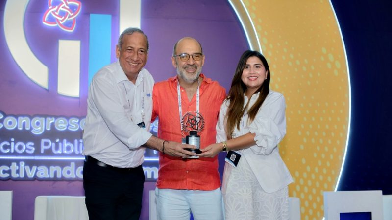 Triple A recibe premio Andesco 2025 por su programa Becas para la Vida