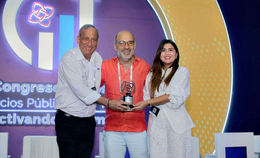 Triple A recibe premio Andesco 2025 por su programa Becas para la Vida