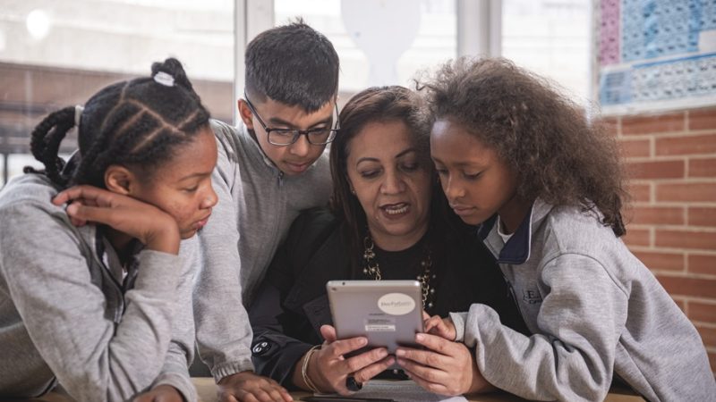 Más de 10 mil docentes ya se forman en IA: el gran reto educativo que enfrenta Colombia