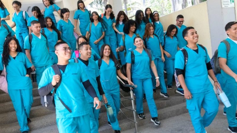 Con vocación y empáticos: así son los estudiantes de Enfermería que iniciaron sus estudios este semestre