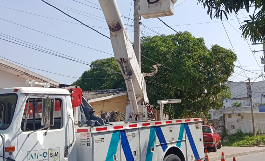 Cambio de postes y aisladores en zona rural de Malambo
