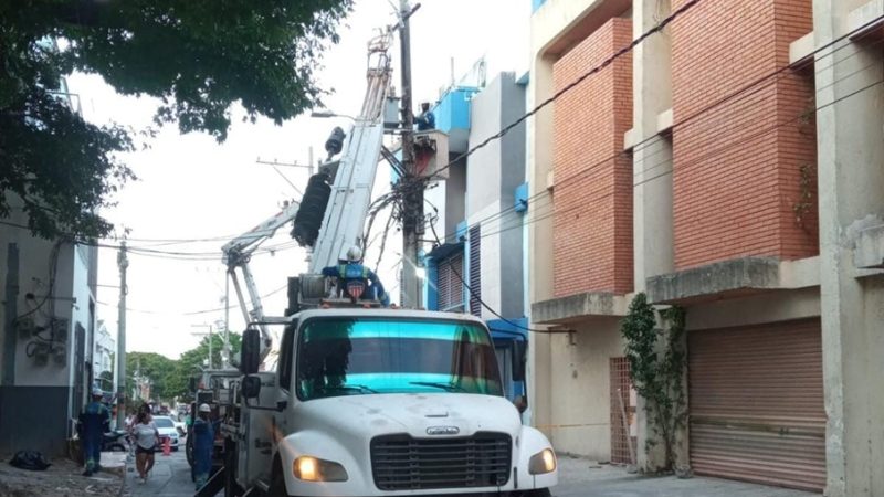 Mantenimiento en redes eléctricas en el barrio Las Trinitarias en Soledad