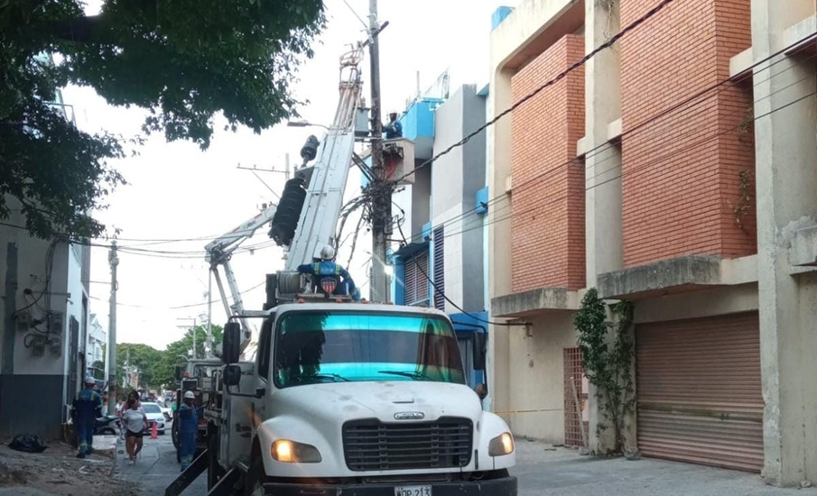 Mantenimiento en redes eléctricas en el barrio Las Trinitarias en Soledad