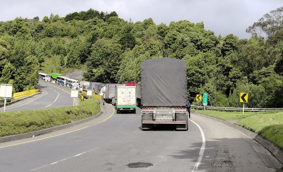 Más de 500.000 litros de leche en riesgo por bloqueos en vías de Boyacá