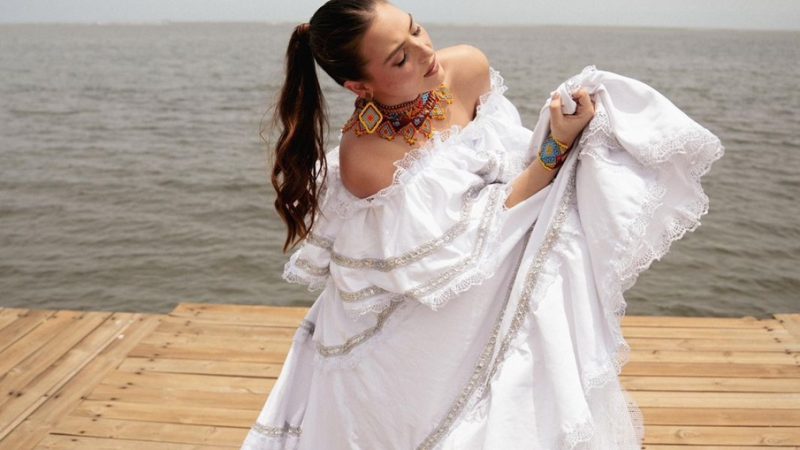 Reina del Carnaval de Barranquilla, Michelle Char Fernández, rinde homenaje a los bailes afro cantaos en el día del folclor 