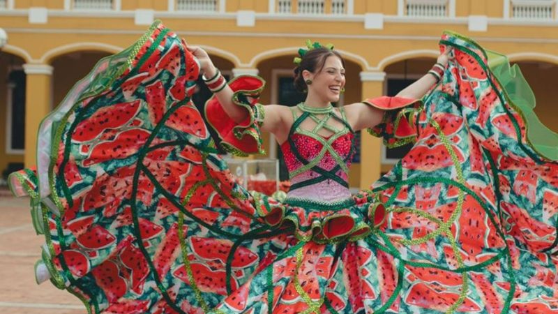 La reina Michelle Char Fernández rinde homenaje a vendedores de frutas en Sabor Barranquilla