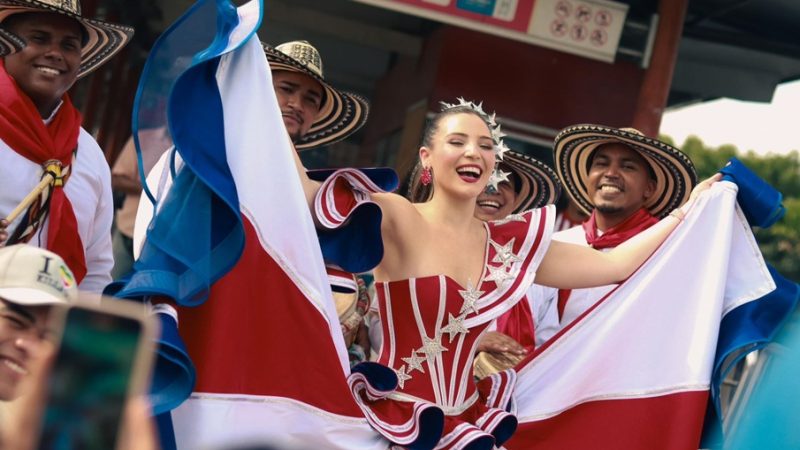 La reina del Carnaval de Barranquilla, Michelle Char Fernández, llegó al metro en Transmetro