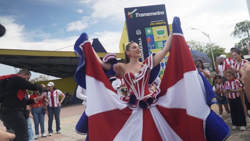 La Reina del Carnaval de Barranquilla, Michelle Char, se fue al Metro en Transmetro