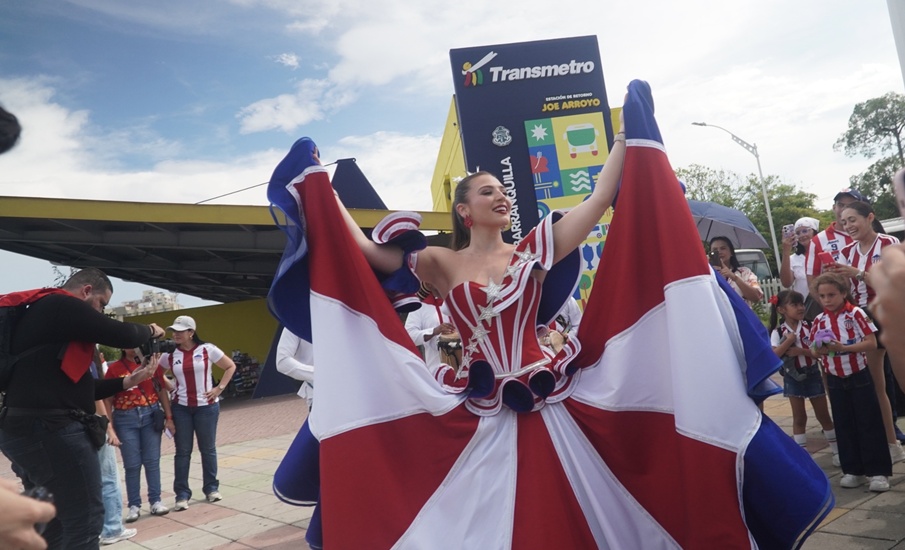 La Reina del Carnaval de Barranquilla, Michelle Char, se fue al Metro en Transmetro