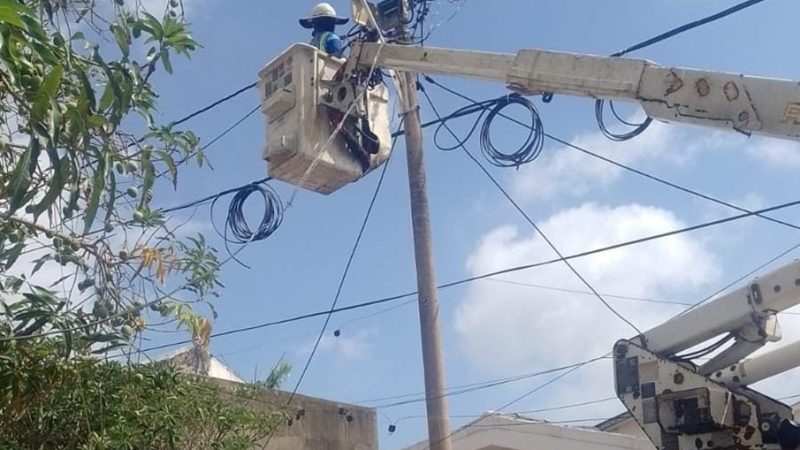 Trabajos eléctricos en un sector de Villa Carolina en el norte de Barranquilla