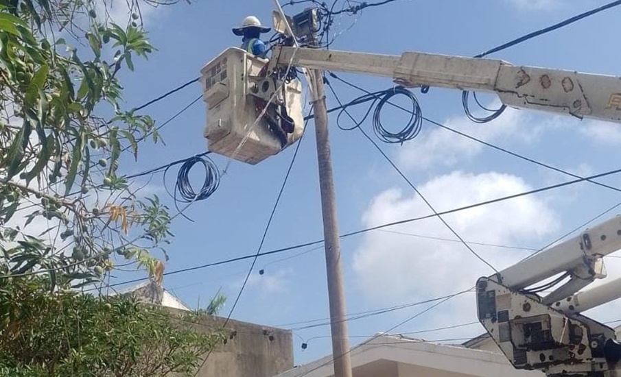 Trabajos eléctricos en un sector de Villa Carolina en el norte de Barranquilla