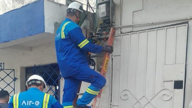 Trabajos eléctricos en el barrio El Mohán en Galapa