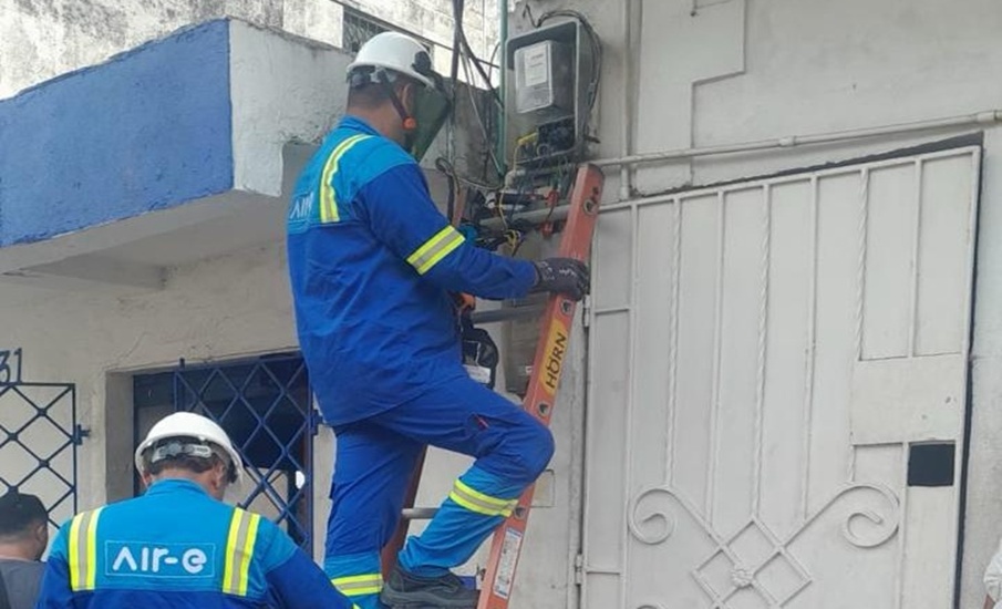 Trabajos eléctricos en el barrio El Mohán en Galapa