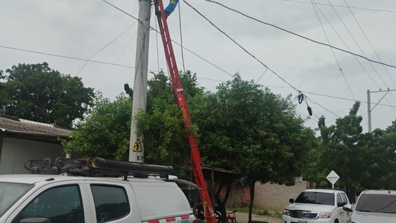 Cambian redes eléctricas en un sector del barrio Pumarejo en Barranquilla