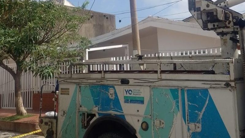 Trabajos eléctricos en un sector de Villa Carolina en el norte de Barranquilla