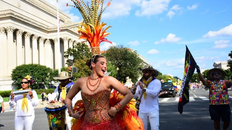 La reina Michelle preside Desfile de la Hispanidad en Washington D.C.