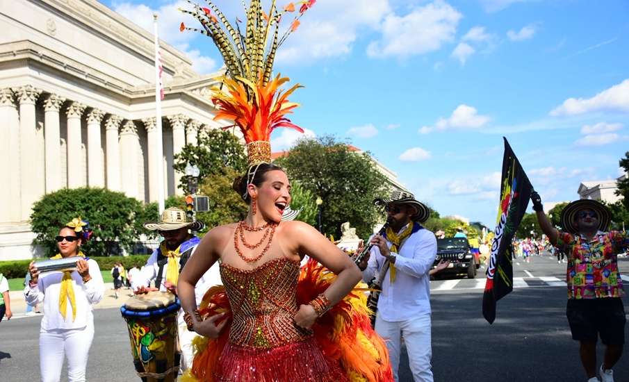 La reina Michelle preside Desfile de la Hispanidad en Washington D.C.