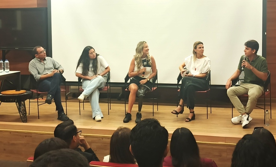 Daniela Álvarez contó su historia en Uninorte y compartió con estudiantes del pregrado.