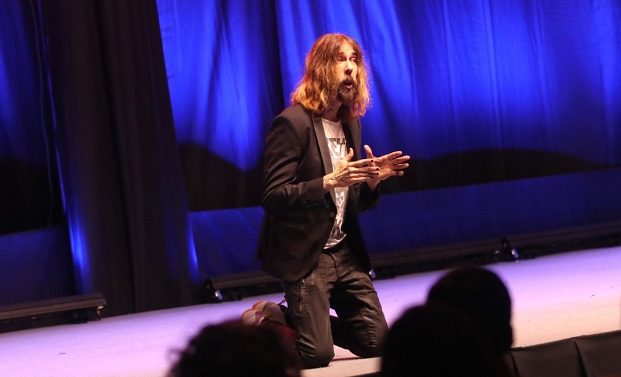 Micael Dahlen demuestra que el bienestar surge del «nosotros» y no del «yo»