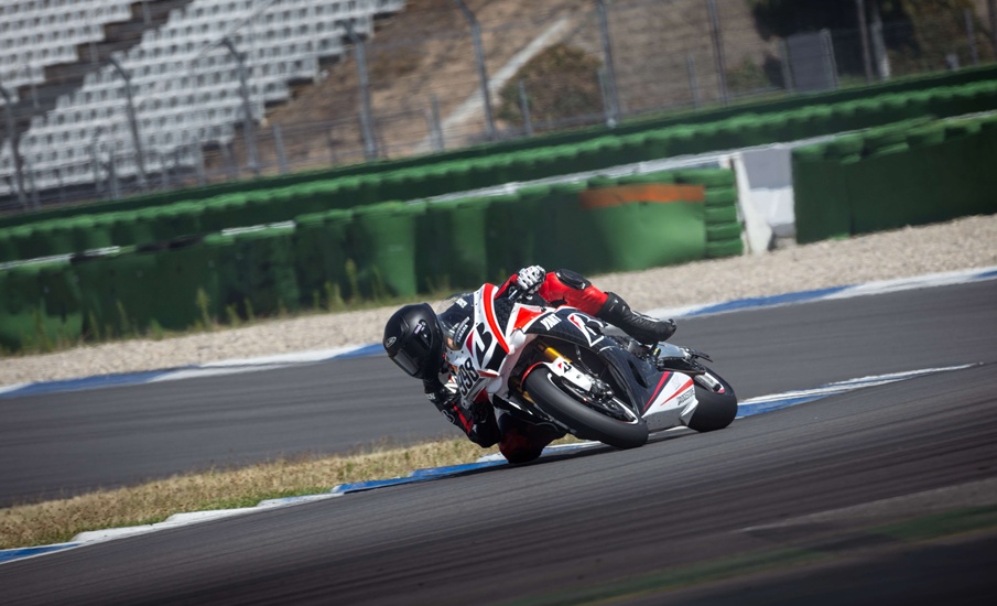 Bridgestone lanza la llanta lisa para moto RACING BATTLAX V03