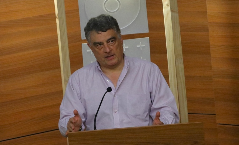 El profesor Carl Langebaek durante su presentación.
