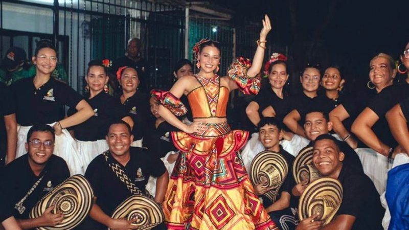 La reina Michelle izó su primera bandera y puso a rodar ‘el tour de la Michicleta’