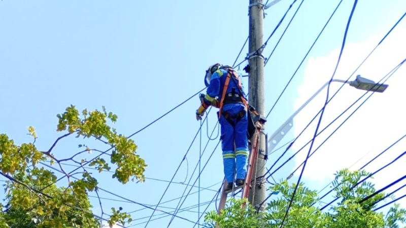 Obras eléctricas en el barrio Villa Estadio en Juan de Acosta