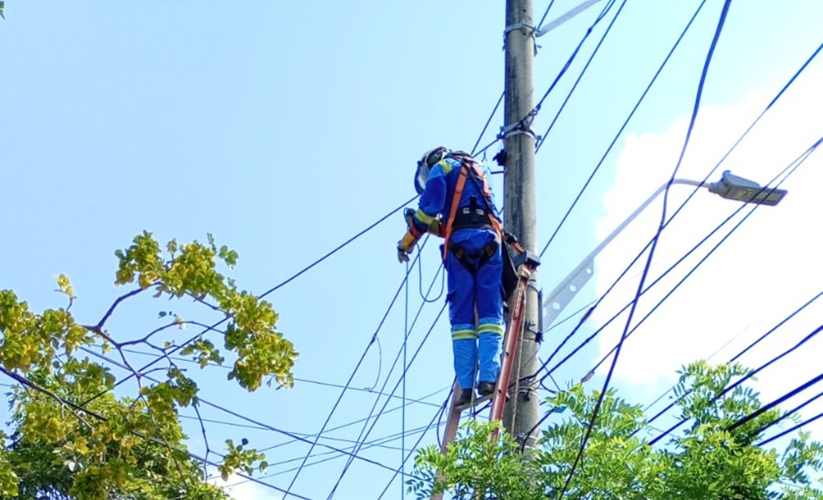 Obras eléctricas en el barrio Villa Estadio en Juan de Acosta