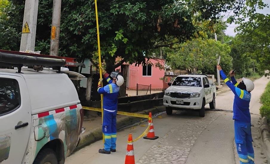 Instalan nuevas redes eléctricas en un sector de Soledad 2000
